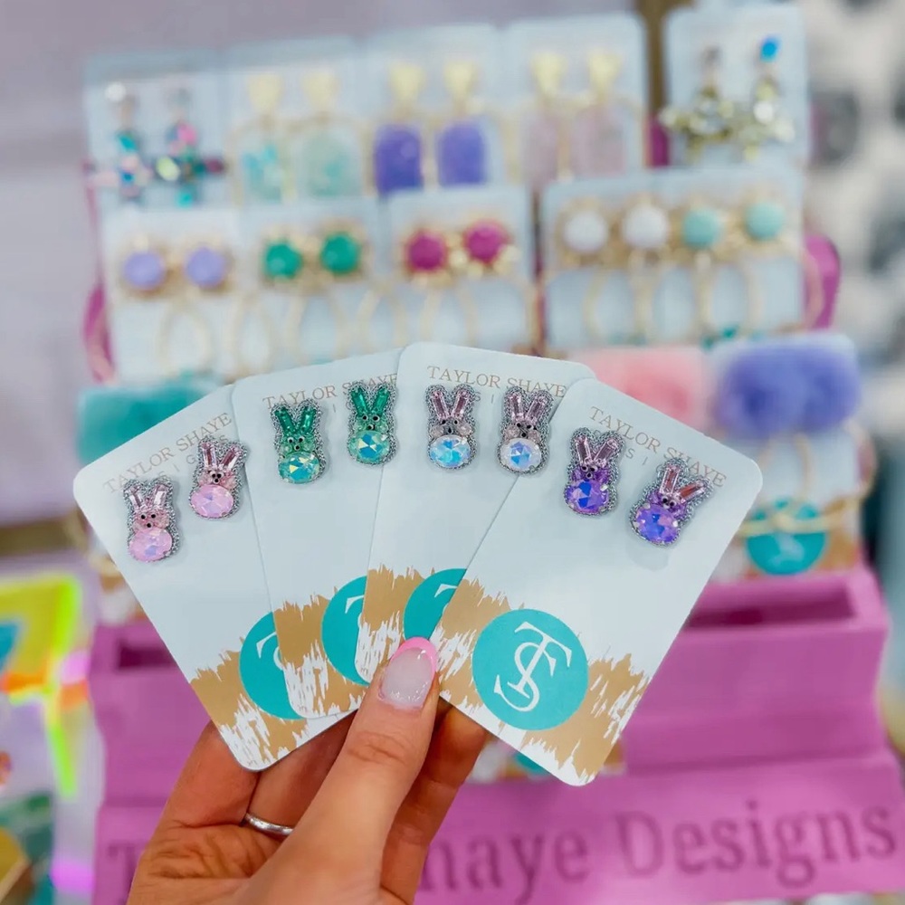 Beaded Peep Studs‼️🤩🐣